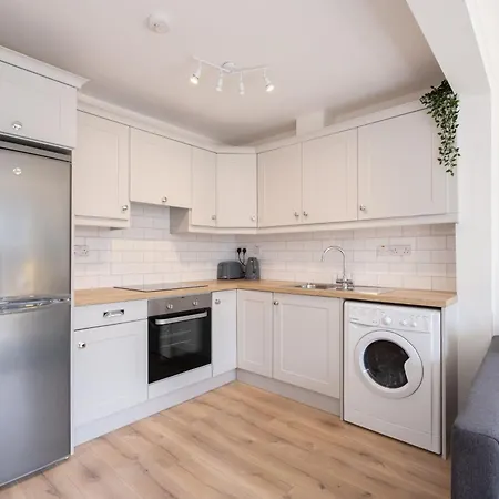 Luxury Modern Penthouse, Centre, Sleeps 6 * Galway