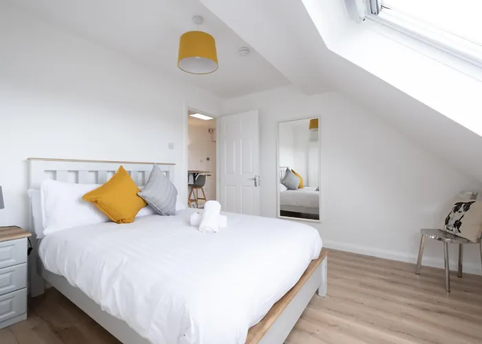 Luxury Modern Penthouse, Centre, Sleeps 6 *