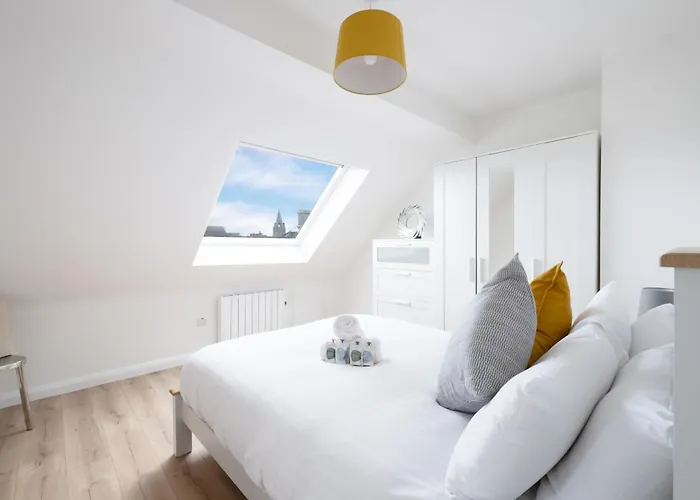 Luxury Modern Penthouse, Centre, Sleeps 6 Galway