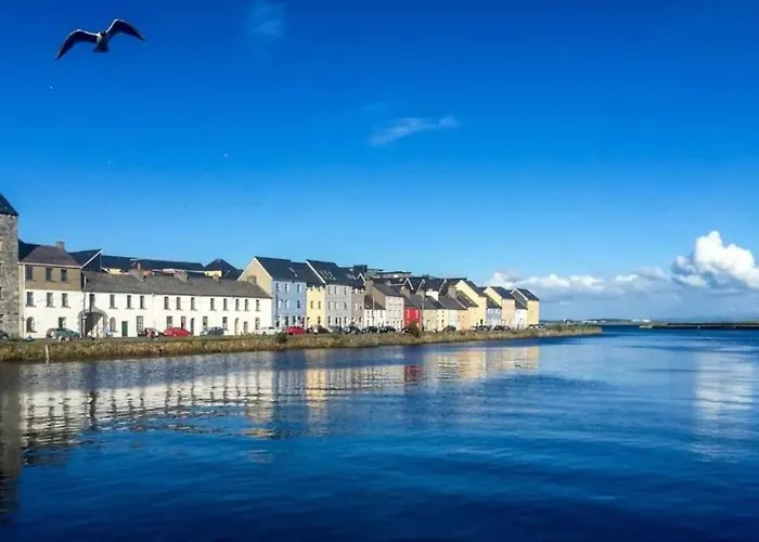 Luxury Modern Penthouse, Centre, Sleeps 6 * Galway