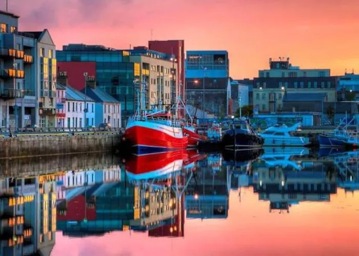 Luxury Modern Penthouse, Centre, Sleeps 6 * Galway