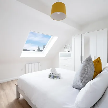Luxury Modern Penthouse, Centre, Sleeps 6 Galway