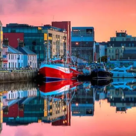 Luxury Modern Penthouse, Centre, Sleeps 6 * Galway