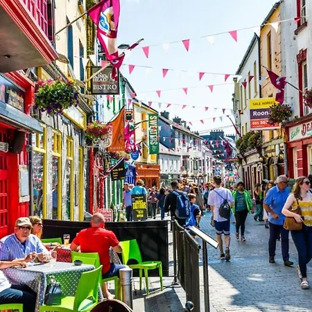 Luxury Modern Penthouse, Centre, Sleeps 6 * Galway